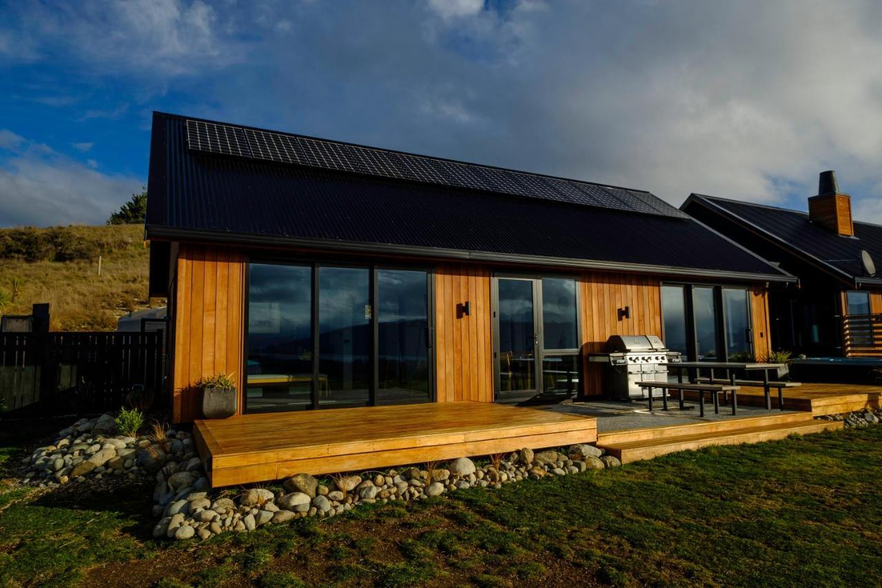 テアナウ Fiordland Eco-Retreat -- Panoramic Views -- Hot Tubヴィラ エクステリア 写真