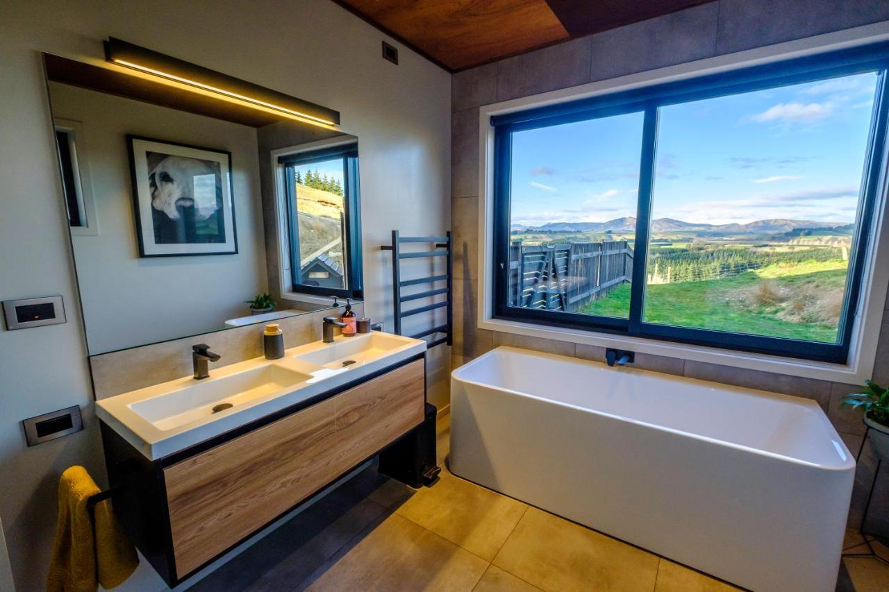 テアナウ Fiordland Eco-Retreat -- Panoramic Views -- Hot Tubヴィラ エクステリア 写真