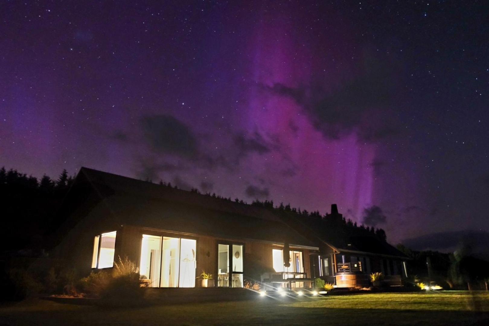 テアナウ Fiordland Eco-Retreat -- Panoramic Views -- Hot Tubヴィラ エクステリア 写真