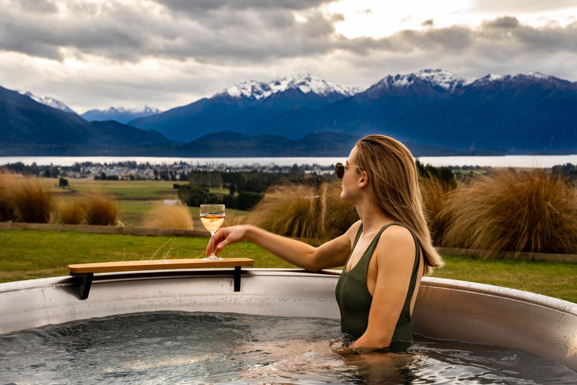 テアナウ Fiordland Eco-Retreat -- Panoramic Views -- Hot Tubヴィラ エクステリア 写真