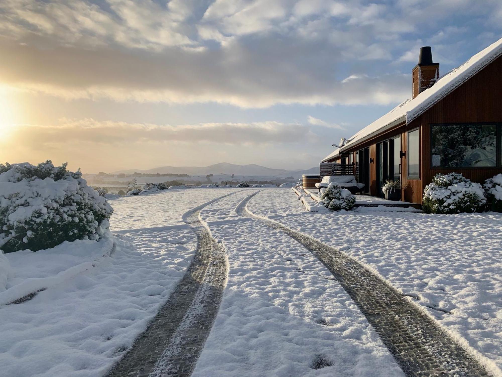 テアナウ Fiordland Eco-Retreat -- Panoramic Views -- Hot Tubヴィラ エクステリア 写真
